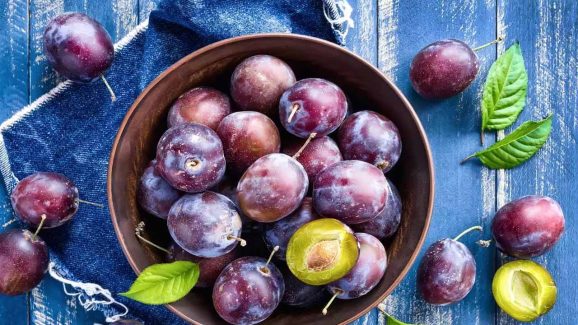 Monsoon Superfruit: 5 Surprising Benefits Of Eating A Plum Every Day