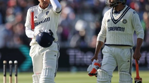 Jadeja Refuses Gill’s Call On Field – Fans Spot Tension After Viral Clip