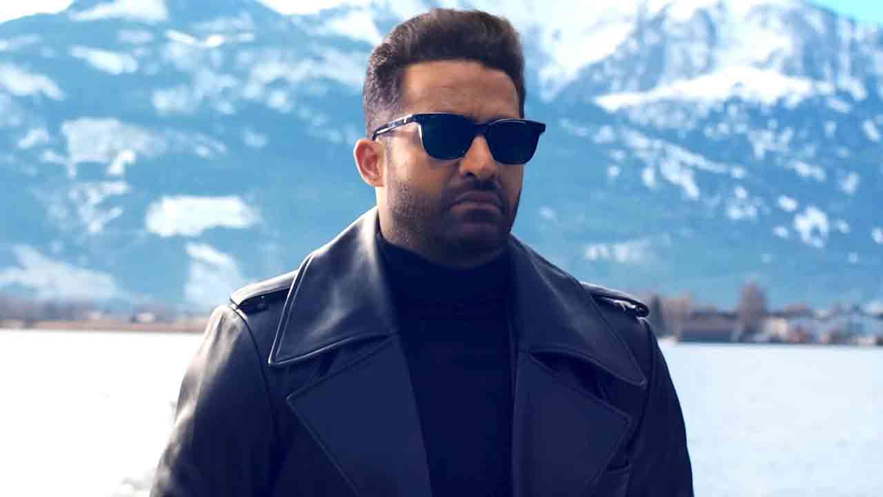 Who has dubbed for Jr NTR in Hindi for War 2?