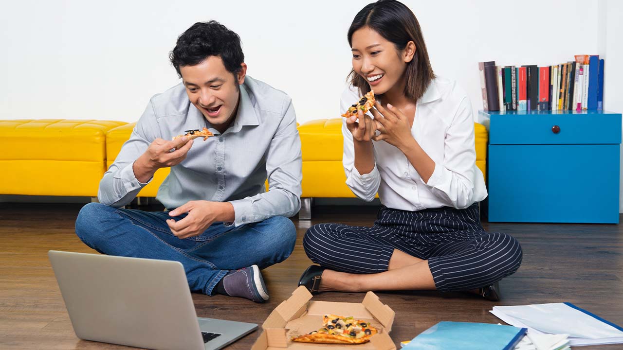 Advantages of Eating While Sitting on the Floor-Truth or Myth?