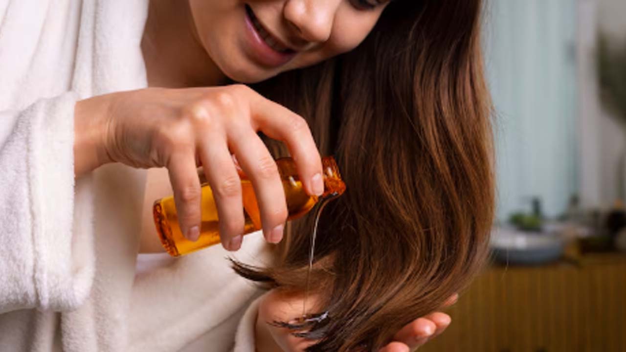Haircare Tips: What is Best Time to Oil Your Hair; Morning Or Night?