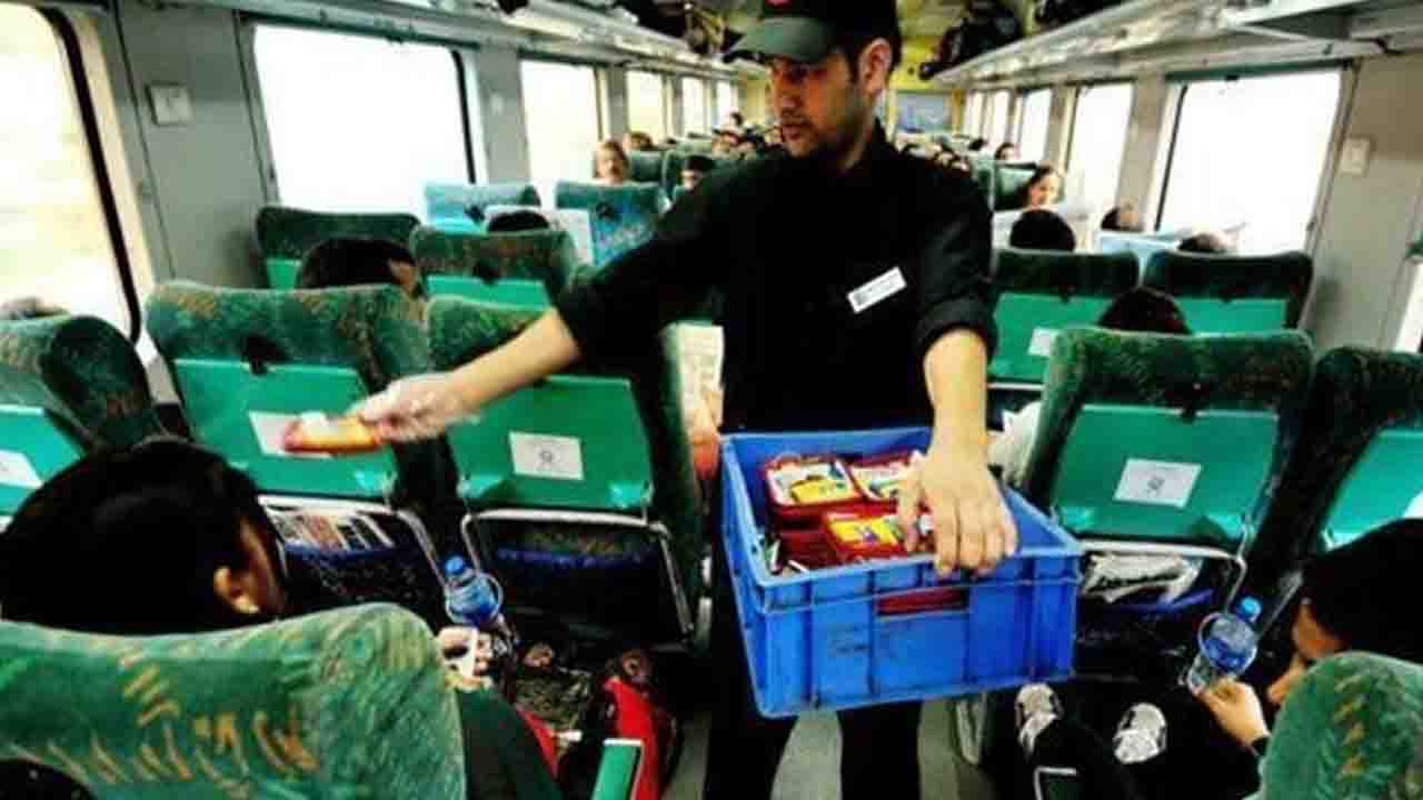 IRCTC e-Catering vs Pantry Car Food: What’s Better in 2025?