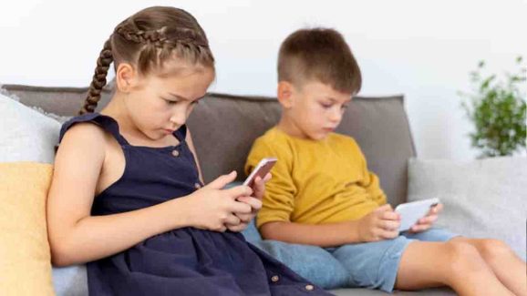 Right Age for Kids to Have a Smartphone: What Experts Recommend