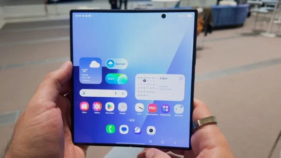 Apple’s Crease-Free Foldable iPhone May Use Custom Samsung Display: A New Benchmark in the Making