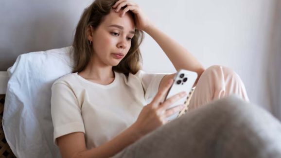 What is Texting Anxiety? Simple Tips to Keep It from Taking Over