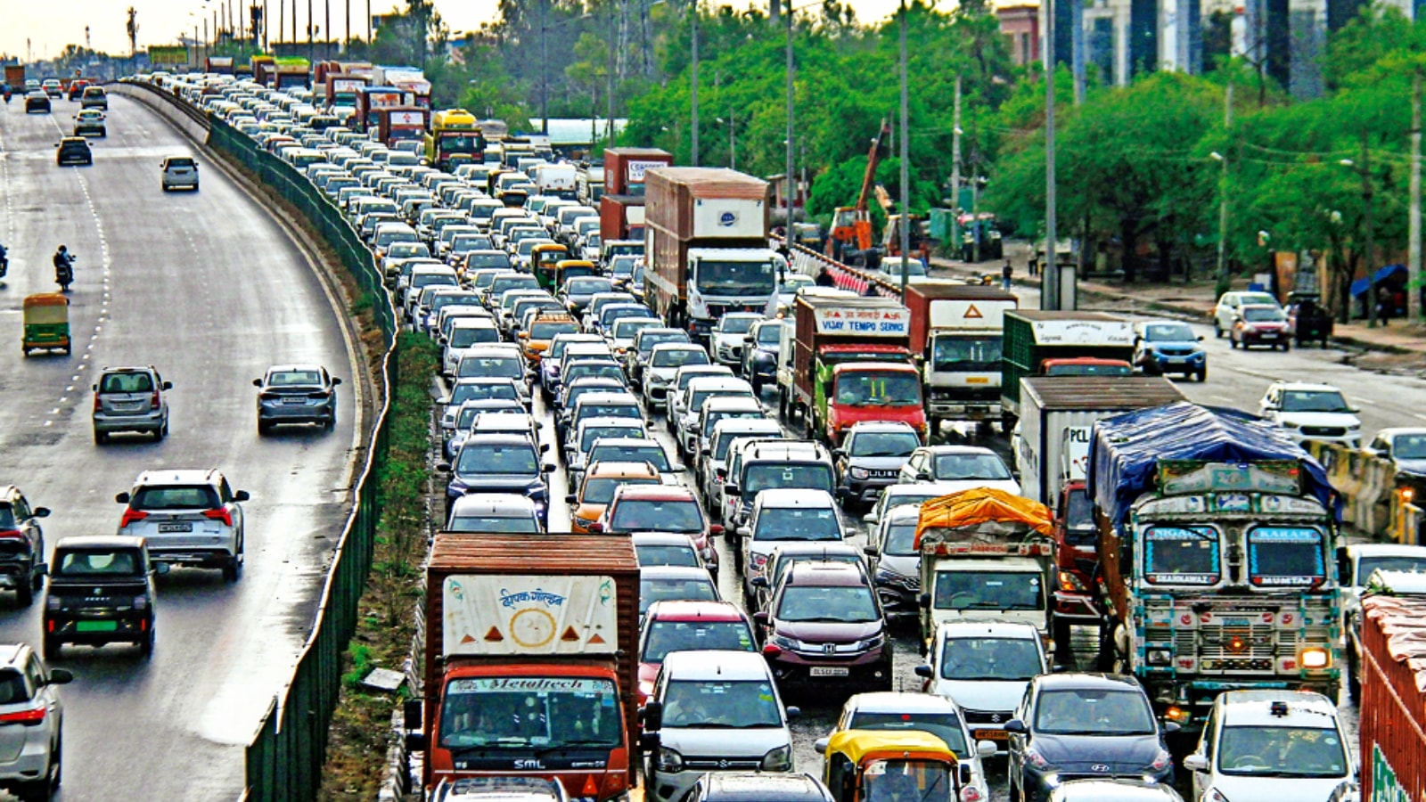 Delhi Bans Old Vehicles from Today : Fuel Denied, Seizure if Found