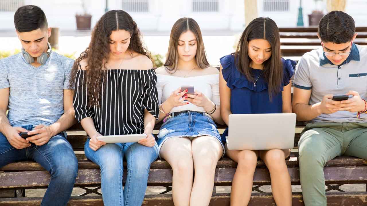 7 Tips to Reduce Social Media Addiction To Take Back Control