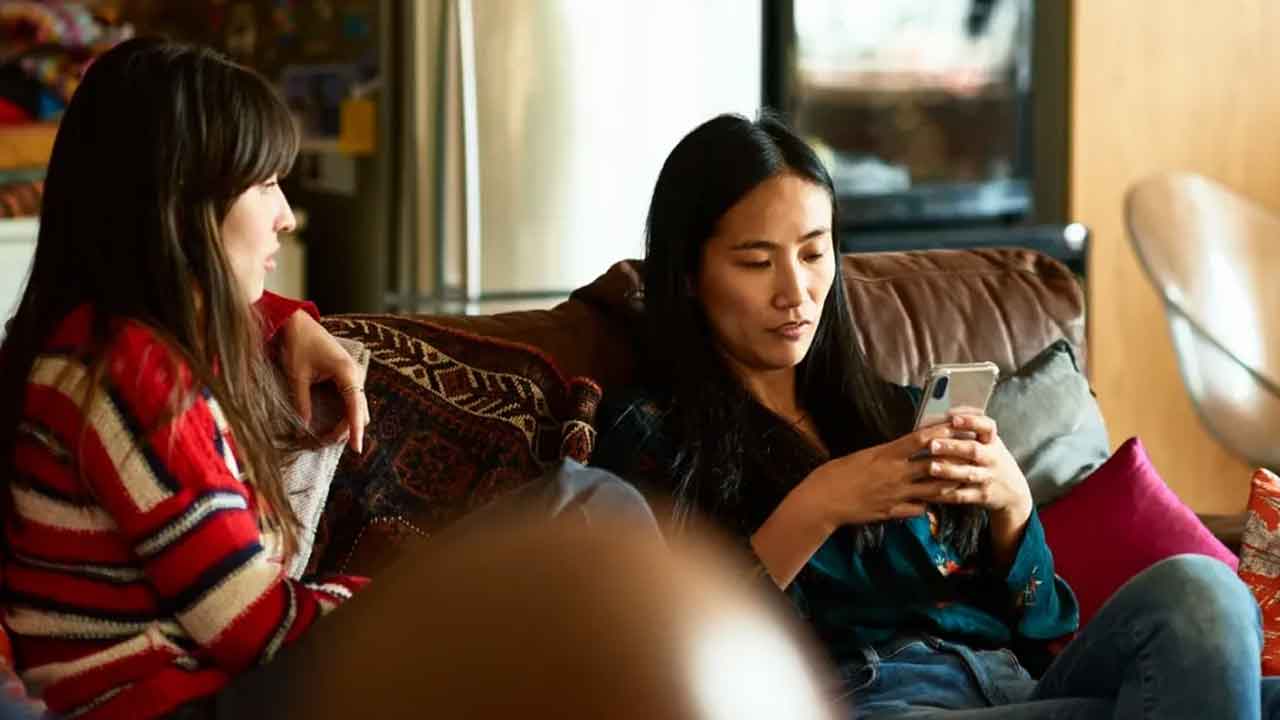 8 Signs of Bad Friend: How to End the Friendship Without Guilt