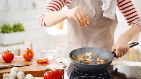 Mumbai Woman Pays Cook Rs 18,000 For Just 30-Minute Cooking, Netizens Shock