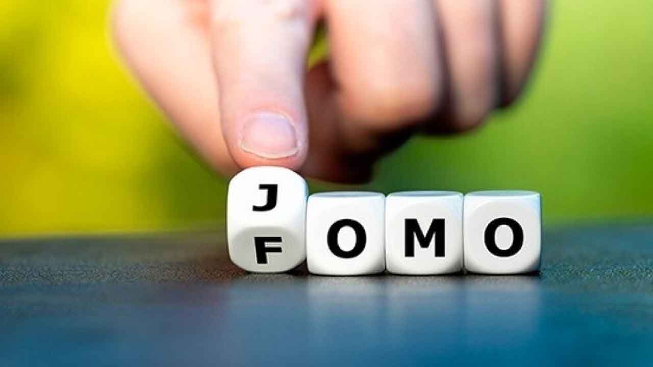 FOMO vs JOMO: Saving Money in a Social Media World