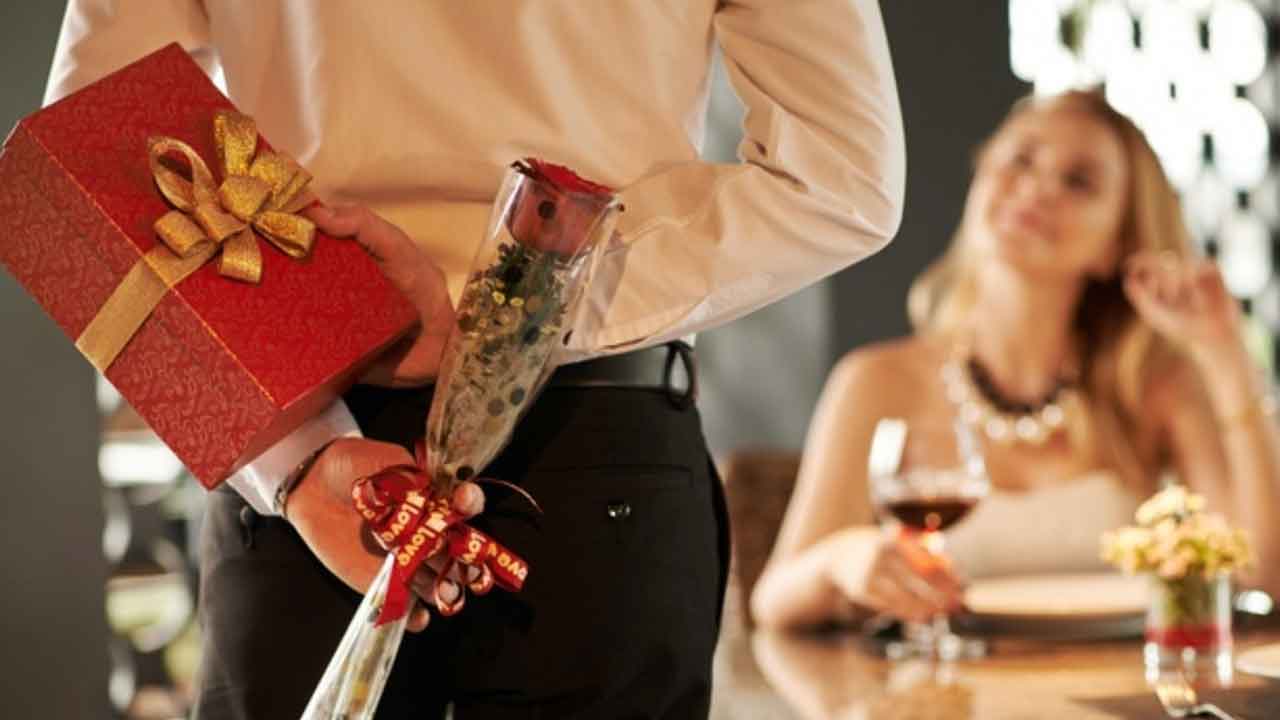 National Girlfriend Day 2025: Affordable Romantic Ideas to Please Your Girlfriend
