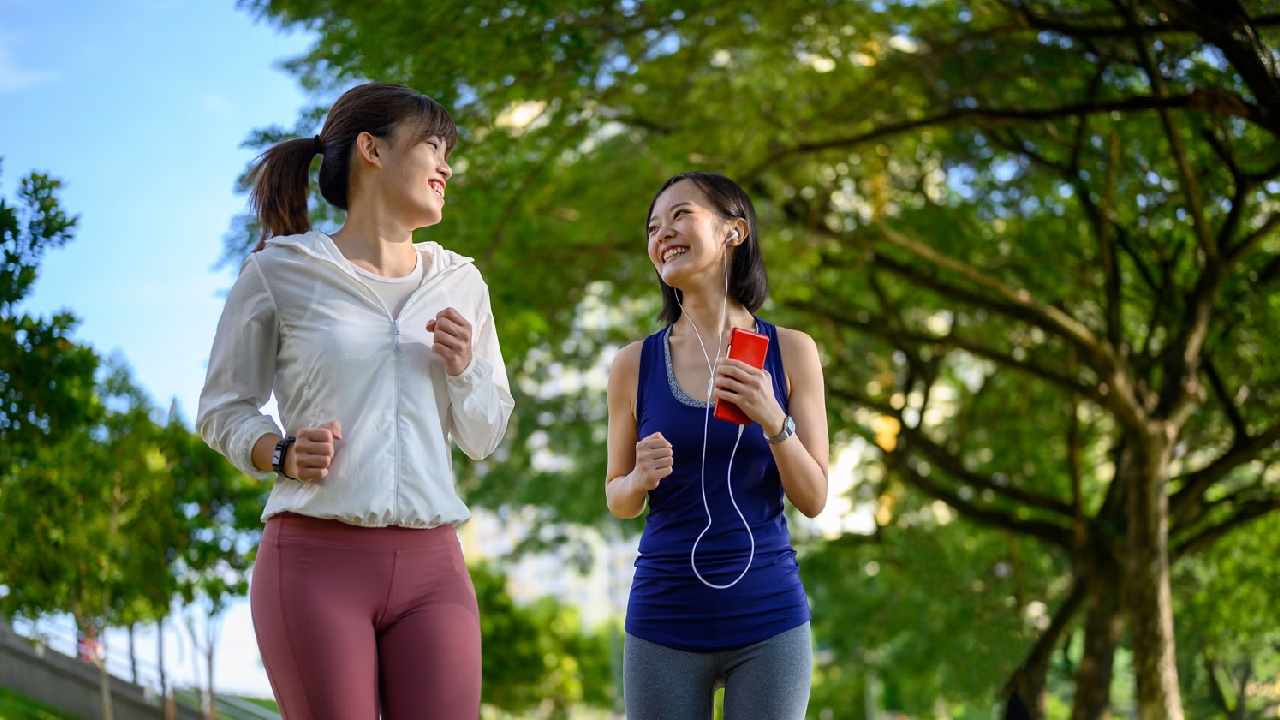 Brisk Walking vs Normal Walking: Which is Better for Heart Health?