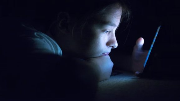How To Avoid Eye Strain From Smartphones At Night
