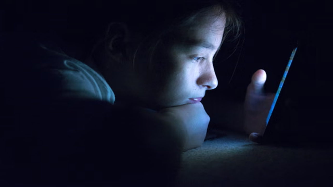 How To Avoid Eye Strain From Smartphones At Night