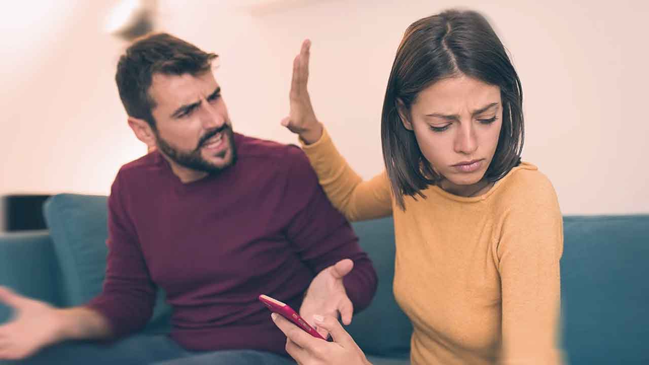 Toxic or Ideal: 7 Signs You Are with the Wrong Girlfriend