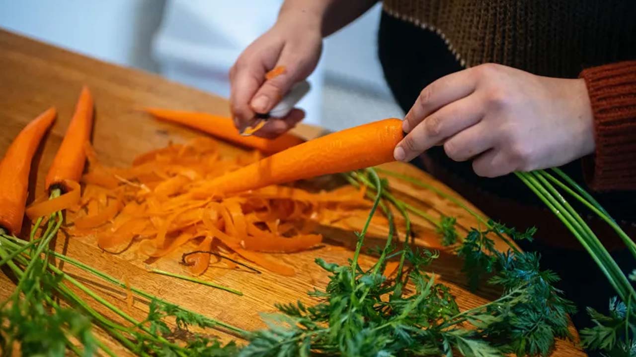 6 Amazing Ways to Use Carrot Peels for Healthy Home