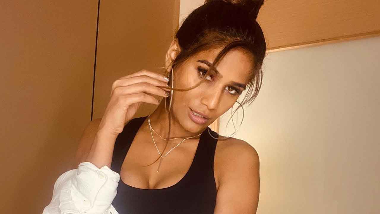 Poonam Pandey as Mandodari in Delhi’s Ramlila: Protests Erupt