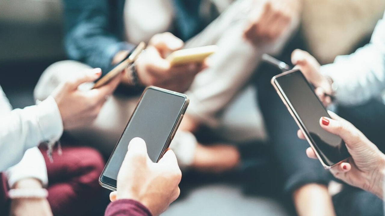 Japanese Town Proposes Two-Hour Phone Rule, Faces Strong Opposition