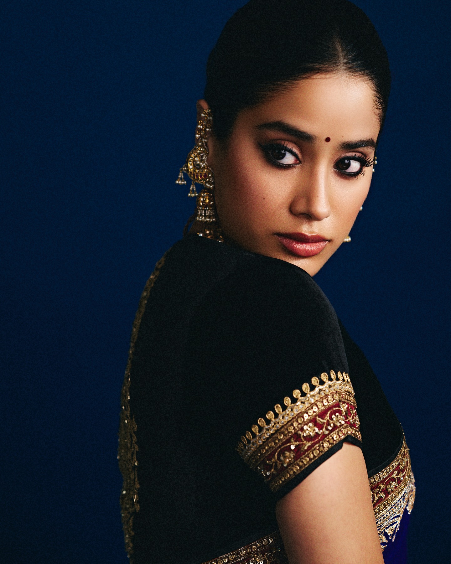 Janhvi Kapoor Stuns in Sridevi Classic Saree: Internet Calls It Nostalgic