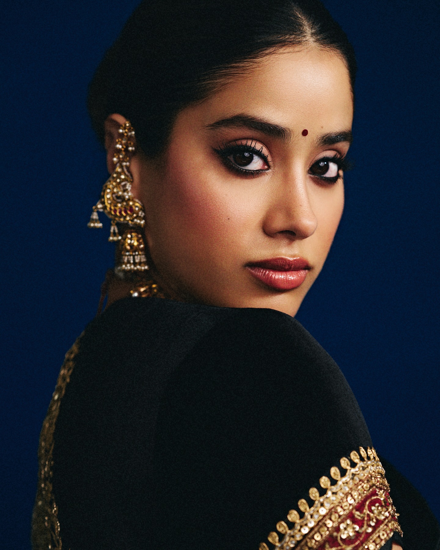 Janhvi Kapoor Stuns in Sridevi Classic Saree: Internet Calls It Nostalgic
