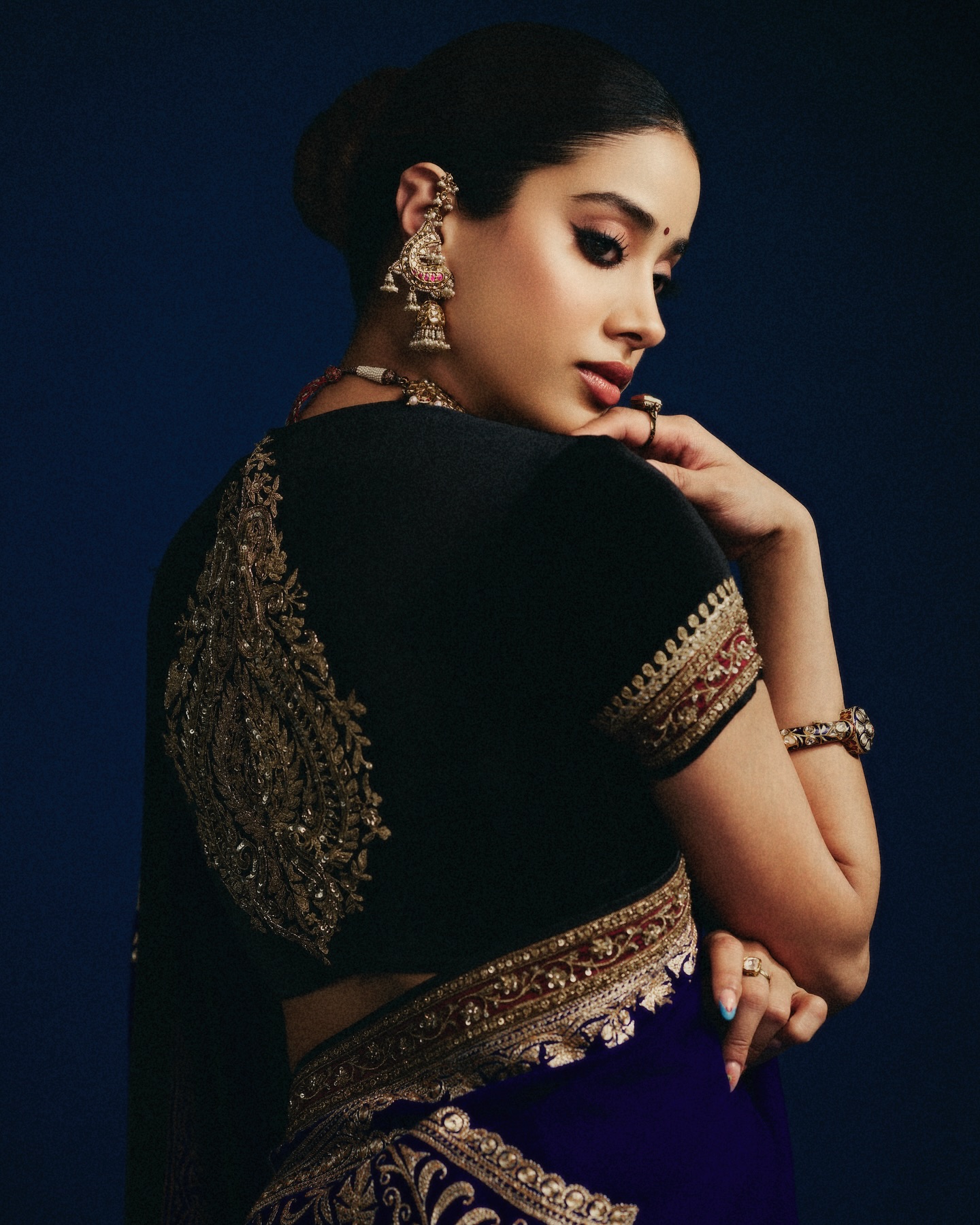 Janhvi Kapoor Stuns in Sridevi Classic Saree: Internet Calls It Nostalgic