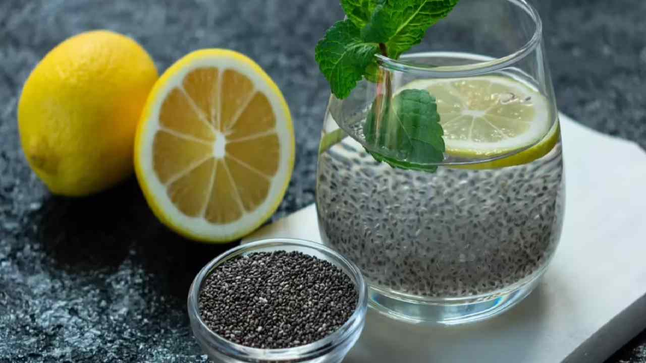 Top 5 Health Benefits of Drinking Lemon Water with Chia Seeds