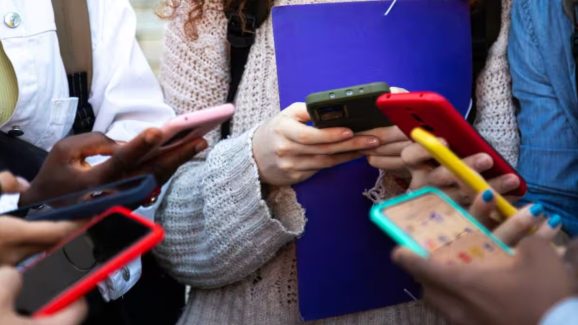 This Country Plans Smartphone, Social Media Ban For Students
