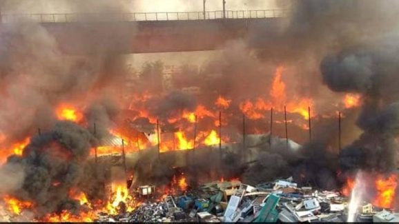 Massive Fire Near Delhi Rithala Metro Station: One Child Injured, Dozens of Huts Burnt