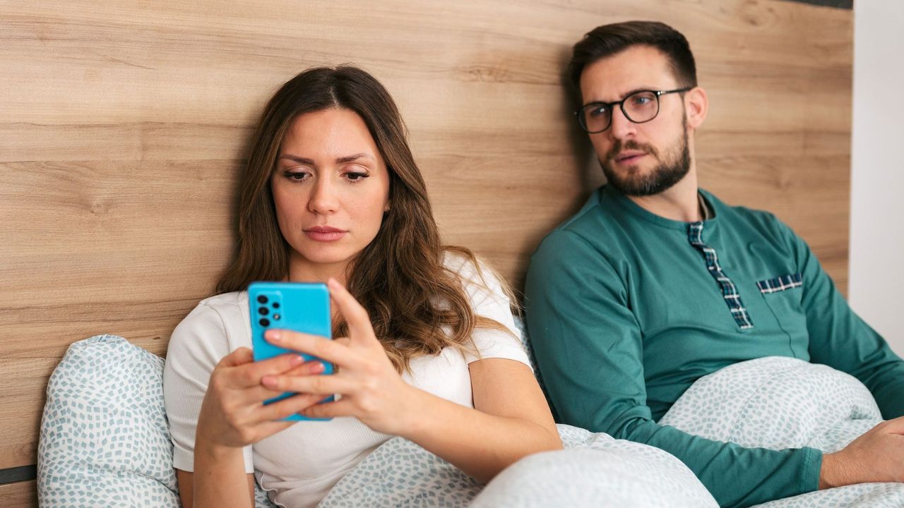 How To Find If Your Partner Is Cheating On You? Top 5 Tricks Revealed