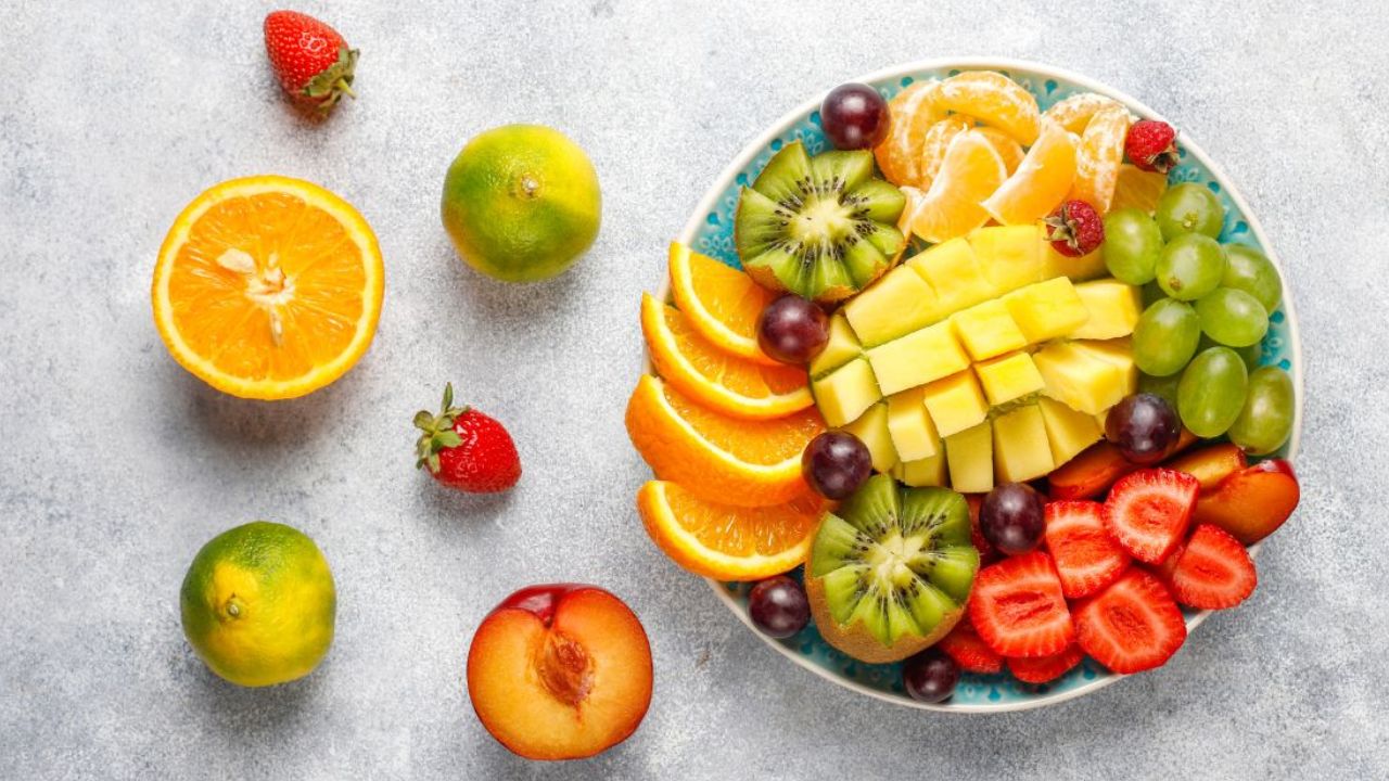 Morning vs Evening: When Is the Right Time to Have Fruits in Winter?