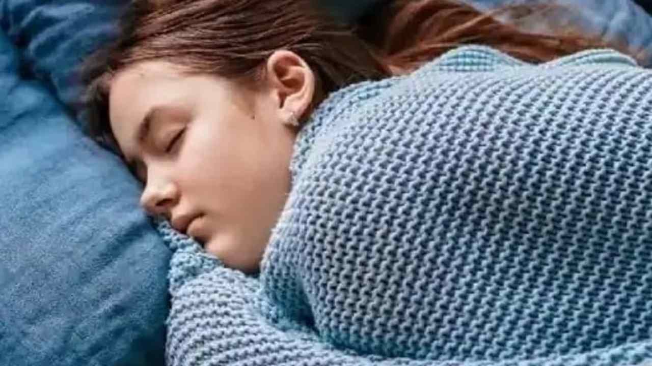 Winter Season Tips: Is It Good to Sleep Wearing Sweaters?