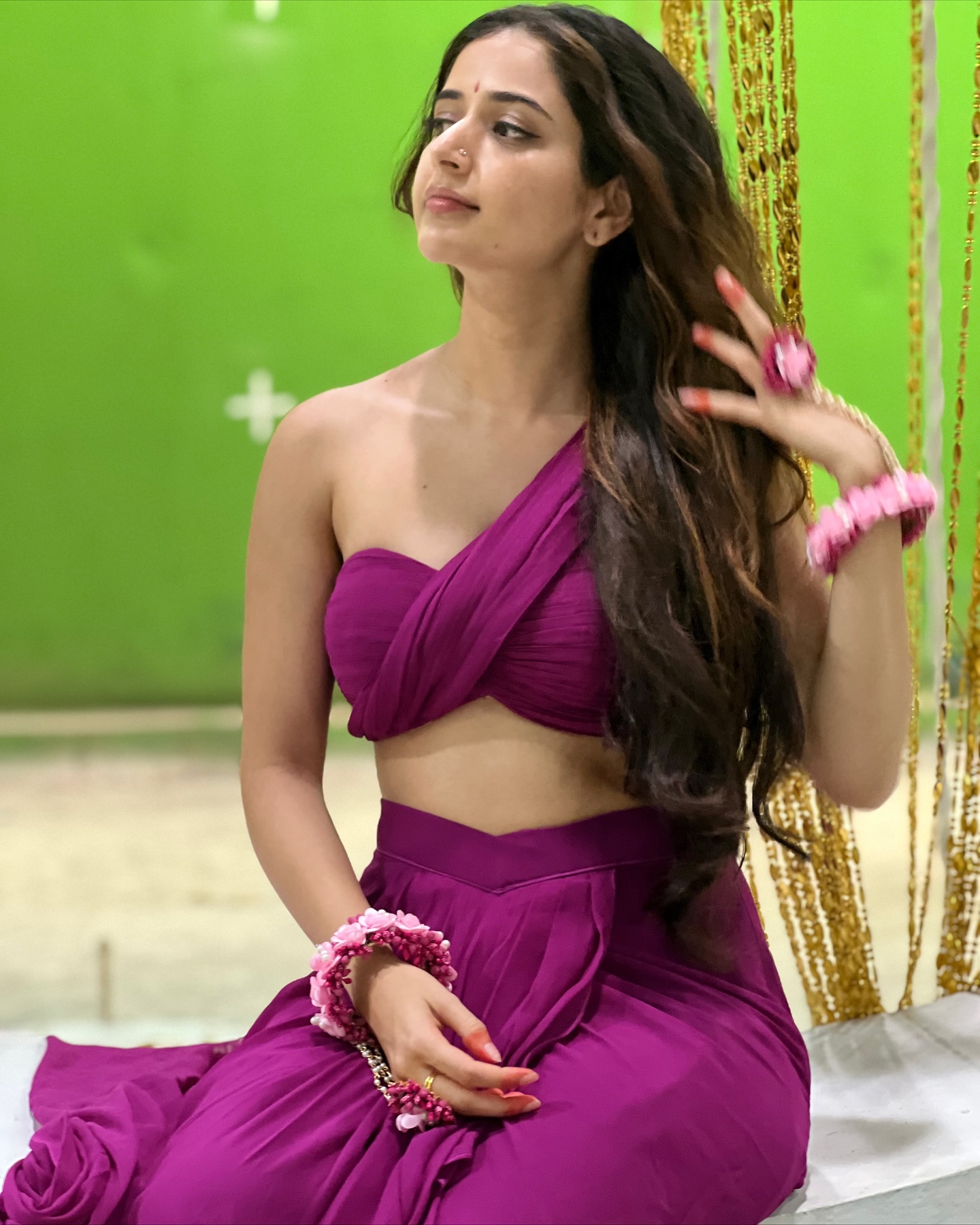 Ashika Ranganath Shares Beautiful BTS Pics From Vatha vaibhava Sets