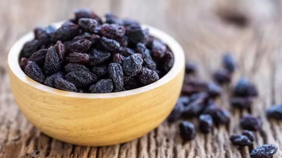 Why Experts Recommend Consuming Soaked Raisin