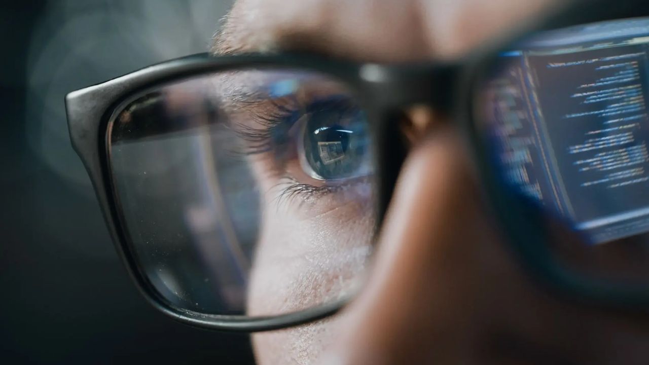 AI Glasses Can Reveal Anyone’s Name and Job, Viral Demo Sparks Privacy Debate